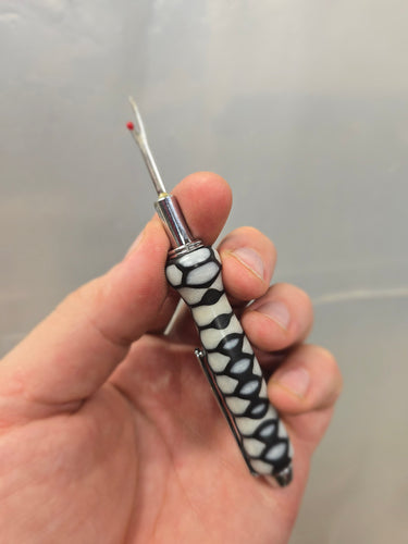 Black and white honeycomb single sewing seam ripper tool